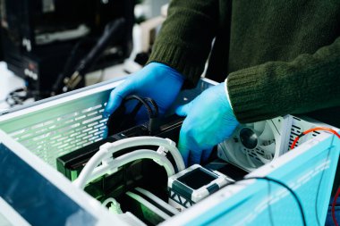 Özel bilgisayar yapımına GPU yükleyen eldiven takan teknisyen. Modern çalışma alanında bilgisayar onarımı, donanım montajı, mühendislik ve teknoloji bakımı kavramı.