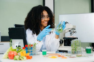 Laboratuvar bilimcileri olarak gıda bilimi, laboratuarda ileri teknoloji ve hassas ekipman kullanarak sebzeleri güvenlik ve kalite için test edip analiz ediyor.