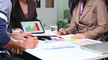 Profesyonel analistlerin elleri dijital tablet üzerindeki bar çizelgelerini inceliyor