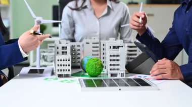 Ofiste net sıfır enerji projesini tartışan bir grup iş adamı