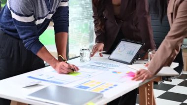 Çeşitli iş adamları ofiste verimli bir toplantı yapıyor.