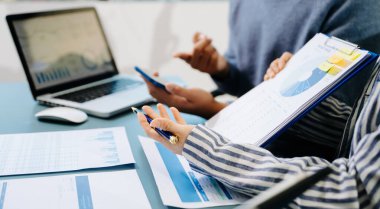 İş adamı ve ekibi mali durumu analiz ediyor. Akıllı telefon, dizüstü bilgisayar ve tabletle. Zenginlik yönetimi kavramı