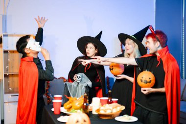 Cadılar Bayramı partisi, balkabağı ve hayalet iskelet gibi ürkütücü aksesuarlara sürpriz ve kahkahalarla tepki verir. Mükemmel mevsimlik eğlence, dekor ve şenlik havası..