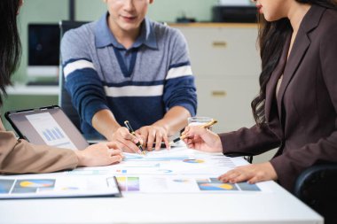 Akıllı ekip dijital raporlar ve çizelgelerle finansal verileri analiz ediyor. İş stratejisi, takım çalışması ve dijital ekonomi planlaması kavramı.