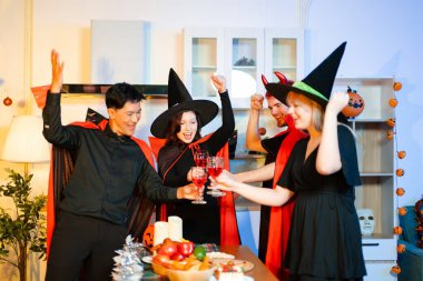 Cadılar Bayramı partisi, balkabağı ve hayalet iskelet gibi ürkütücü aksesuarlara sürpriz ve kahkahalarla tepki verir. Mükemmel mevsimlik eğlence, dekor ve şenlik havası..