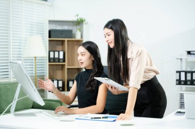 Modern ofiste birlikte çalışan başarılı iş adamlarının portresi. İş takım çalışması başlangıç konsepti