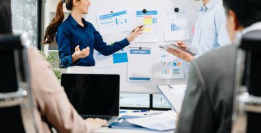 İş ekibi toplantı odasında tartışır. Masada dizüstü bilgisayar, tablet ve akıllı telefonla çalışmak muhasebeci, planlamacı, toplantı, tanıtım konsepti. Ofiste.