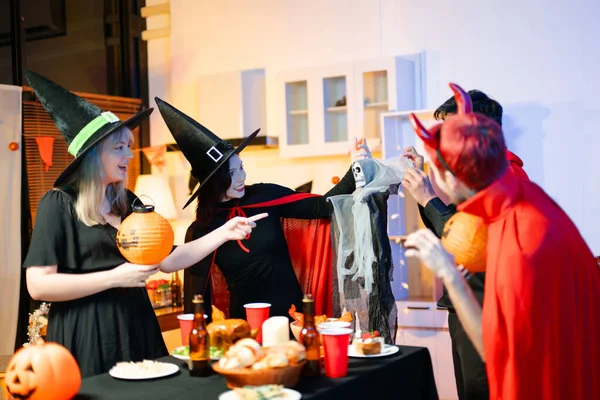 Cadılar Bayramı partisi, balkabağı ve hayalet iskelet gibi ürkütücü aksesuarlara sürpriz ve kahkahalarla tepki verir. Mükemmel mevsimlik eğlence, dekor ve şenlik havası..