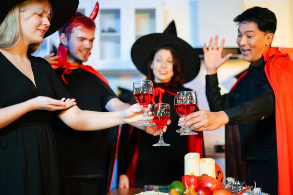 Cadılar Bayramı partisi, balkabağı ve hayalet iskelet gibi ürkütücü aksesuarlara sürpriz ve kahkahalarla tepki verir. Mükemmel mevsimlik eğlence, dekor ve şenlik havası..