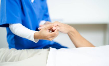 Klinikte hastaların kolunu esneten bir sağlık görevlisi. Fizyoterapi, yaralanma tedavisi, yaşlı bakımı, rehabilitasyon terapisi ve ağrı kesici sağlık hizmetleri için ideal.