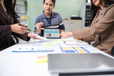 Akıllı ekip dijital raporlar ve çizelgelerle finansal verileri analiz ediyor. İş stratejisi, takım çalışması ve dijital ekonomi planlaması kavramı.