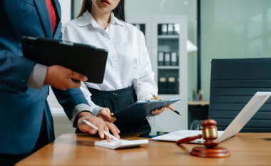 İş hukuku kavramı, avukatlar kadın girişimcilerin avukatlarına telif hakkı davasını dizüstü bilgisayar ve tabletle açmaları için danışıyor