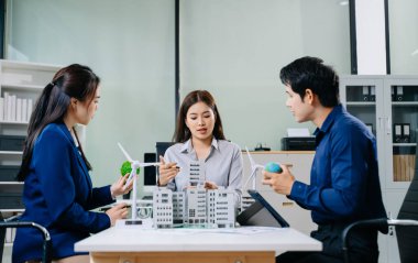 Modern ofisteki karbon ayak izi iklim değişikliğini azaltmak için sanal modern akıllı telefon üzerinde çalışan iş adamları