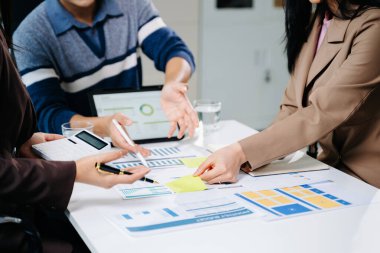 İş ekibi toplantısı. Finans müdürüyle çalışan profesyonel bir yatırımcı. Bilgisayarlı akıllı telefon ve dijital tablet ile sabah ışığında