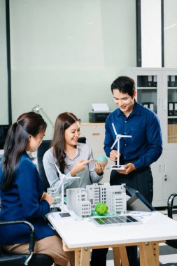 Çalışma teknolojisi ve iş dünyası Net sıfır ve karbon nötr konsept için el bilgisayarı kullanmayı planlayan iş adamları. NET ZERO simgeleri ve sembolleri eko dünyasını kurtarır. yeşil enerji