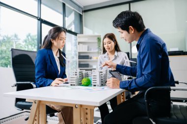 Modern ofisteki karbon ayak izi iklim değişikliğini azaltmak için sanal modern akıllı telefon üzerinde çalışan iş adamları