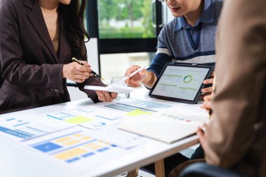 İş ekibi toplantısı. Profesyonel yatırımcı yeni bir başlangıç projesi üzerinde çalışıyor. Mali işler. akıllı telefon, dizüstü bilgisayar ve dijital tablet bilgisayarla sabah ışığı altında