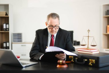 Modern bir ofiste hukuk davalarına danışmanlık yapan profesyonel erkek avukatlar. Hukuk, iş, adalet, hukuki danışmanlık, şirket avukatları ve mahkeme temaları için mükemmel