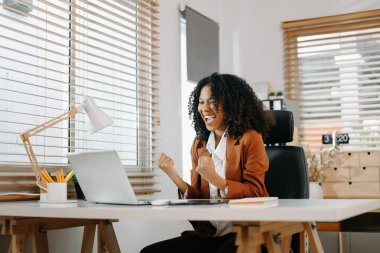 İş kadınları yaptıkları işten memnun ve mutlular.