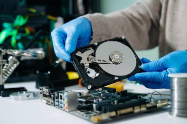 Sabit diskin içinde tornavidayla tamirat yapan teknisyen. Veri, donanım, teknisyen ve teknoloji kavramı. Bilgisayar donanımı, onarım, güncelleme