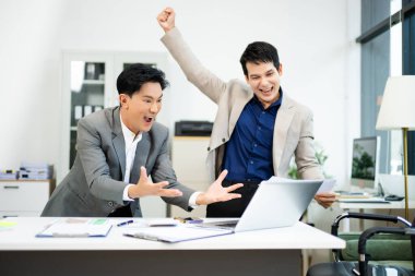 İki heyecanlı iş adamı başarıdan sonra ofiste sevinçle tezahürat yapıyor. Takım çalışması, iş kazanma, başarı ve kariyer tatmini kavramı