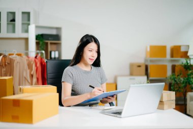 Kadın Girişimci: KOBİ İşletme, tablet, dizüstü bilgisayar, ambalaj, Çevrimiçi Pazarlama, Paketleme ile e-ticareti uzmanlaştırıyor