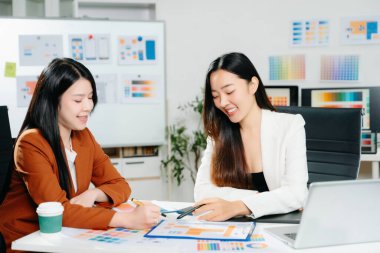 Modern bir yaratıcı ofiste renk paleti ve UX UI projesinde işbirliği yapan iki kadın tasarımcı. İş, takım çalışması ve yenilik temaları için mükemmel.