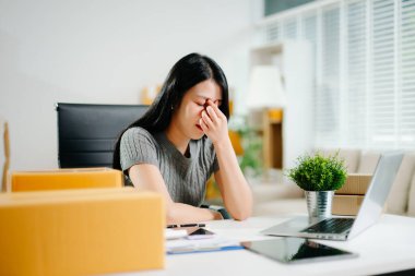 Stresli kadın girişimci, merkez ofisteki ekomünikasyon siparişlerini yönetirken kendini yorgun hissediyor. İş baskısı, başlangıç sorunları, uzaktan çalışma stresi,