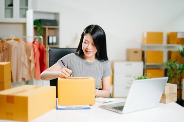 Umman Girişimci: KOBİ İşletme, tablet, dizüstü bilgisayar, ambalaj, Çevrimiçi Pazarlama, Paketleme ile e-ticarette uzmanlaşıyor