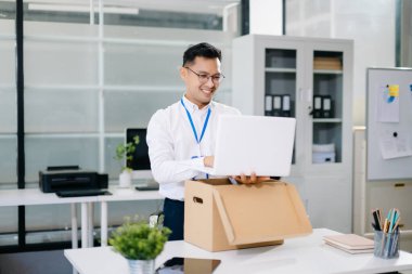 Modern bir ofiste dokümanları okurken gülümseyen Asyalı işadamı. iş yeri, işyeri, üretkenlik ve pozitif mesleki yaşam tarzı.