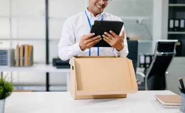 Modern bir ofiste dokümanları okurken gülümseyen Asyalı işadamı. iş yeri, işyeri, üretkenlik ve pozitif mesleki yaşam tarzı.