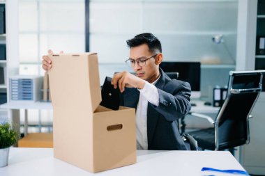 Depresyondaki işadamı, işten çıkarılma ya da modern ofis ortamındaki istifadan dolayı üzgün ve stresli hissediyor