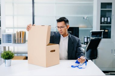 Depresyondaki işadamı, işten çıkarılma ya da modern ofis ortamındaki istifadan dolayı üzgün ve stresli hissediyor