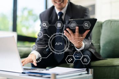 API Uygulama Programlama Arayüzü, laptop, tablet ve akıllı telefon kullanan kadın sanal ekran API simge yazılım geliştirme aracı, modern teknoloji