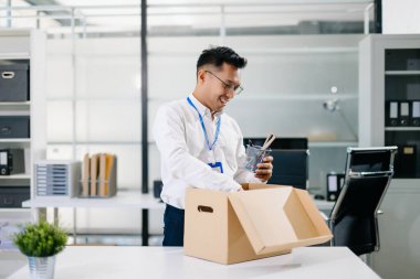 Modern bir ofiste dokümanları okurken gülümseyen Asyalı işadamı. iş yeri, işyeri, üretkenlik ve pozitif mesleki yaşam tarzı.