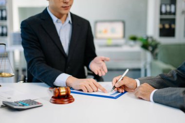 iş adamları ve avukatlar sözleşme kağıtları masaya oturan tartışıyor. Hukuk, tavsiye, yasal hizmetler kavramları. sabah ışığında