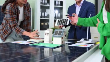 Sürdürülebilirlik bilgisini kullanarak Çevre, Sosyal ve Yönetim (ESG) girişimlerinde işbirliği yapan şirket liderlik ekibi