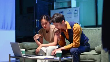 Ofiste tablet ve dizüstü bilgisayarlı bir proje üzerinde çalışan profesyonel iş arkadaşları