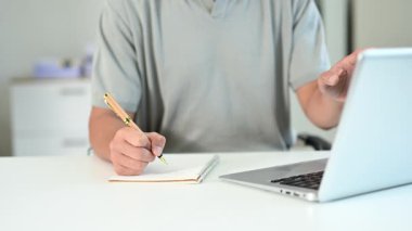 Modern ofis içinde çalışan Asyalı genç adamın yakın çekimi.