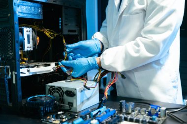 Bir laboratuarda deneyimli bir erkek mühendis tarafından yürütülen yüksek teknoloji donanım yeniliği ve onarımı.