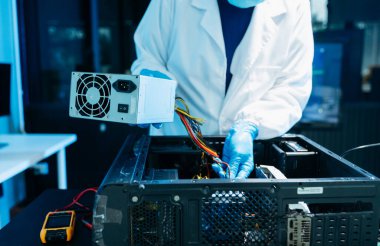 Detaylı elektronik onarım ve bakım yoluyla yenilikleri geliştirmek için bir laboratuarda deneyimli bir profesyonel çalışma.