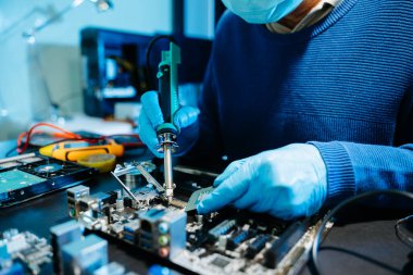 Optimum donanım performansını sağlamak için laboratuvar ortamındaki profesyonel mühendis, elektronik bileşenleri titizlikle teşhis ediyor..