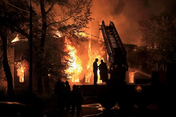 Silhouetten op brand achtergrond — Stockfoto