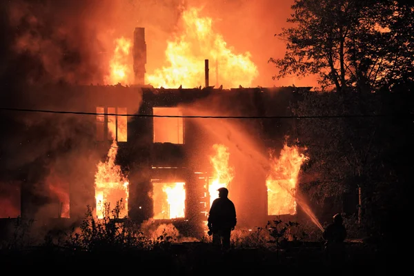 Silhouet op brand achtergrond — Stockfoto