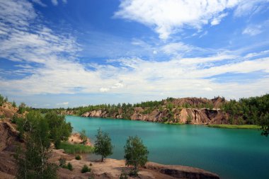 Mavi Göl - yapay dağlar arasında turkuaz suyu olan bir göl - Rusya 'da eski kömür madeni.
