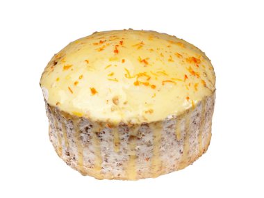 Şeffaf sarı jöleli bisküvi kremalı pasta ve beyaz arka planda izole edilmiş portakal kabuğu talaşlarıyla süslenmiş.