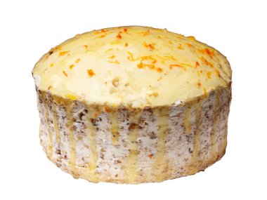 Şeffaf sarı jöleli bisküvi kremalı pasta ve beyaz arka planda izole edilmiş portakal kabuğu talaşlarıyla süslenmiş.