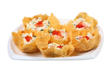 Beyaz arka planda izole edilmiş beyaz bir tabakta somon havyarla süslenmiş salatayla peynirden yapılmış altı sepet. Yan görünüm.