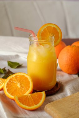 bir kavanoz içinde portakal suyu