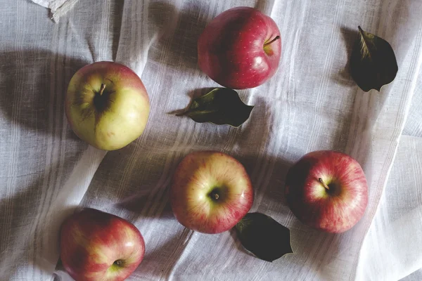 Masadaki kırmızı elmalar